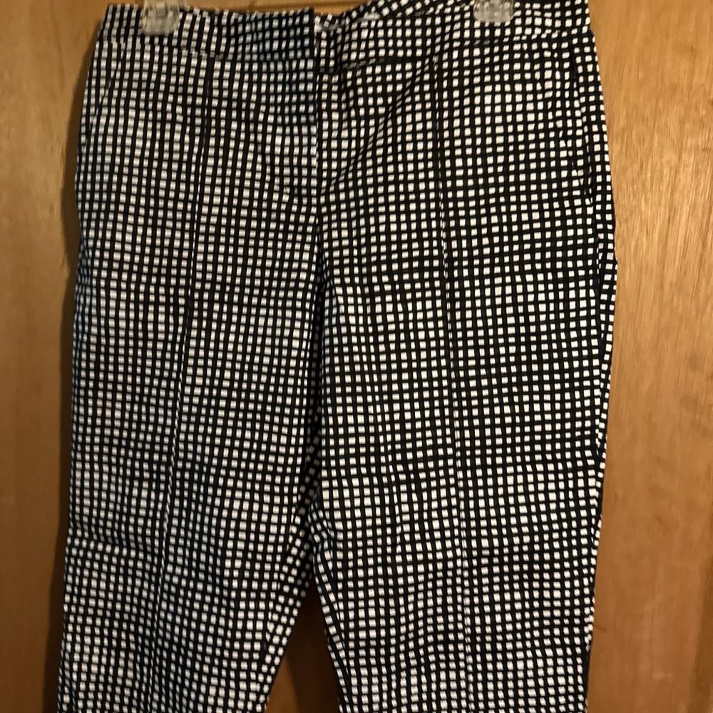 Chic Black and White Checkered Capris